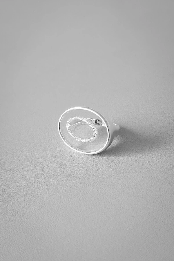 Anel Vazado Detalhe Oval Cravejado | Prata 925 | Geométrico