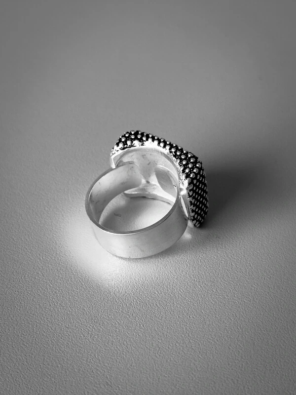 Anel Quadrado Bolinhas Ajustável | Banho de Prata 925