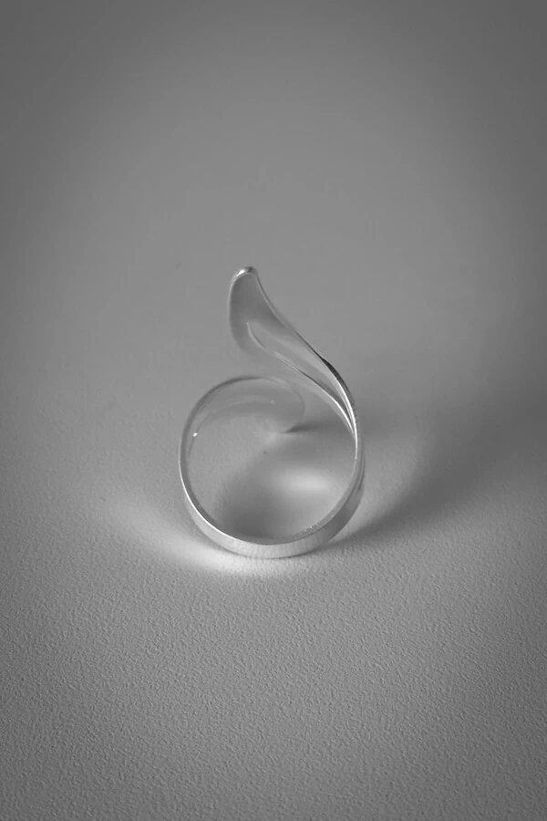 Anel Chama Fluida | Banho de Prata 925 | Moderno