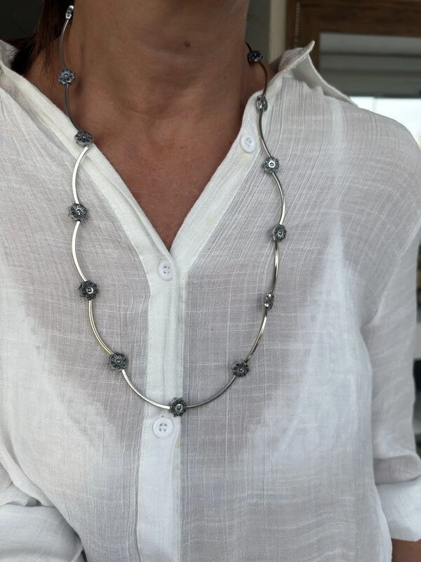 Colar/Pulseira Segmentos e Florzinhas Banho de Prata
