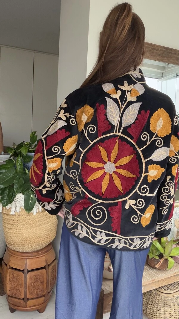 Casaco Bordado Veludo Preto Flores Bordô e Mostarda Tati Veste