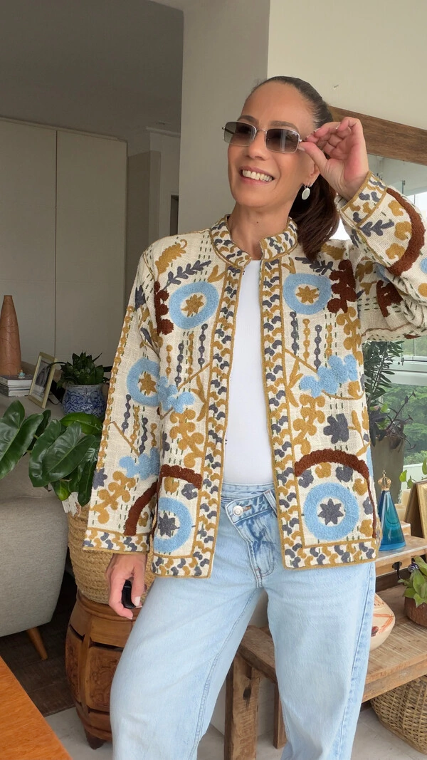 Casaco Bordado Linho Off White Círculos Azuis e Mostarda Tati Veste