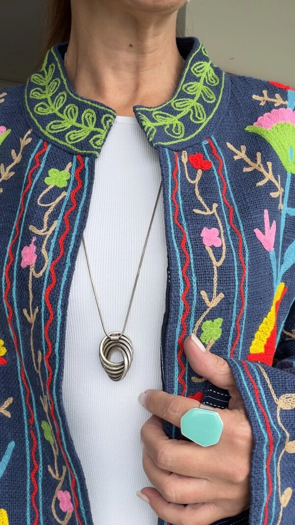 Casaco Bordado Linho Azul Marinho Flores Coloridas Tati Veste