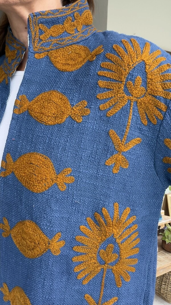 Casaco Bordado Linho Azul Romãs Mostarda Tati Veste