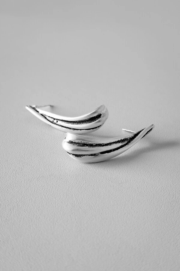 Brinco Pena Esculpida | Banho Prata 925 | Moderno