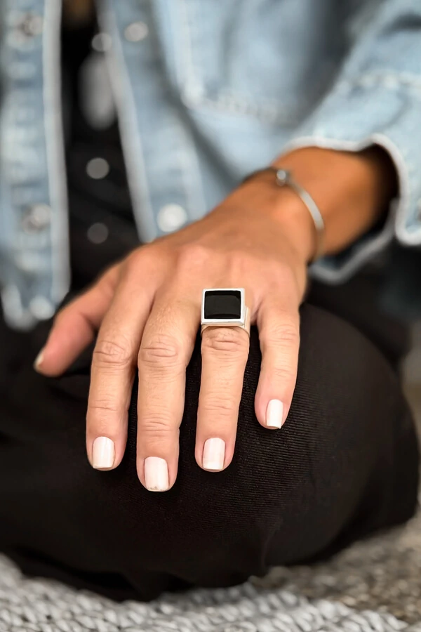 Anel Quadrado Preto Ônix | Banho de Prata 925 | Clássico