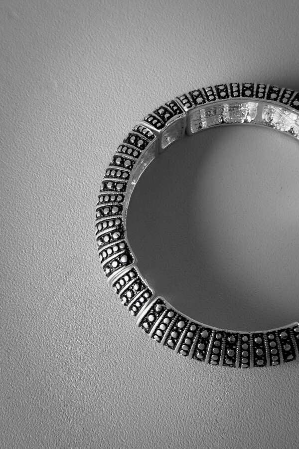 Pulseira Tribal Granulada Listrada | Banho de Ródio | Impactante