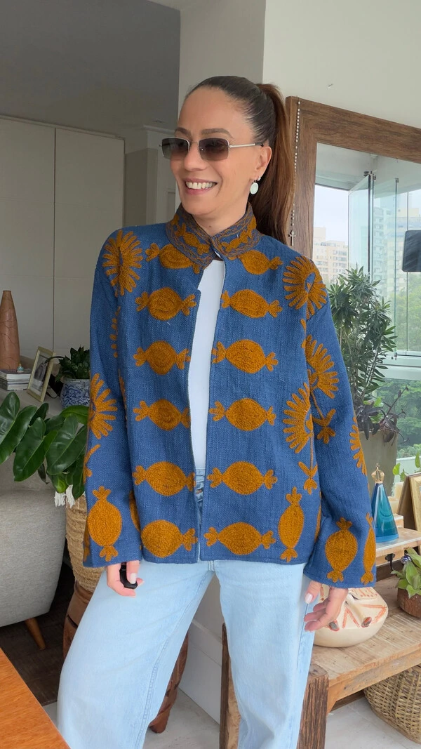 Casaco Bordado Linho Azul Romãs Mostarda Tati Veste