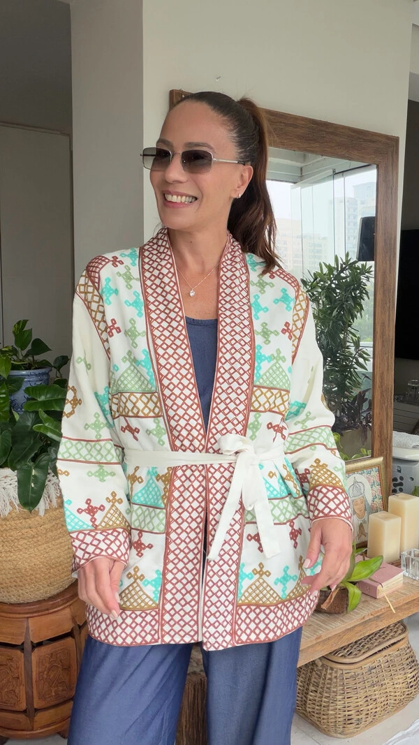 Casaco Quimono Bordado Algodão Off White Geométrico com Faixa Tati Veste