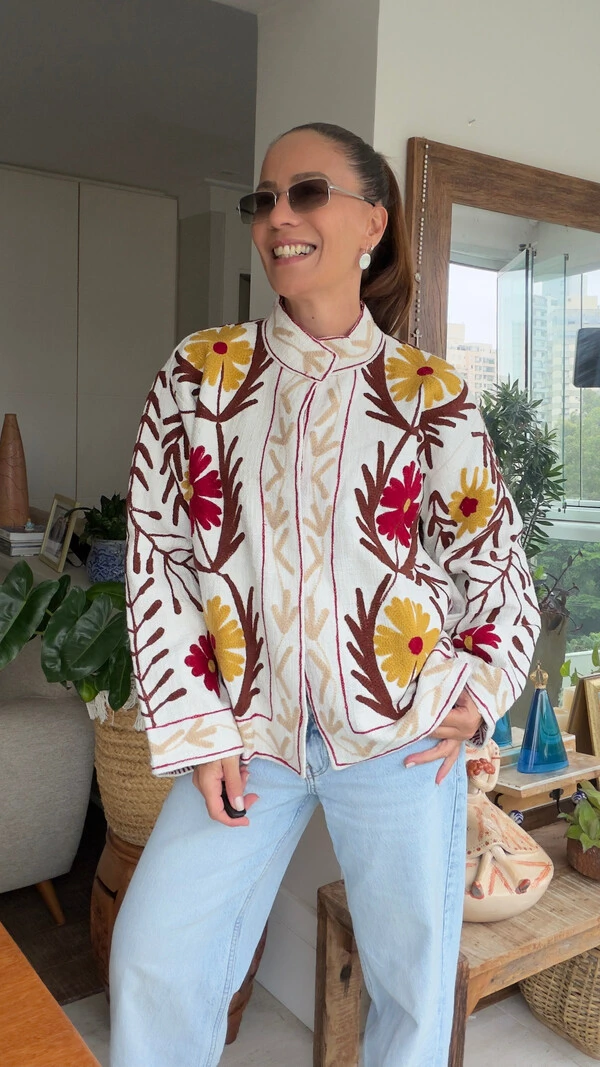 Casaco Bordado Linho Off White Flores Mostarda e Vermelho Tati Veste