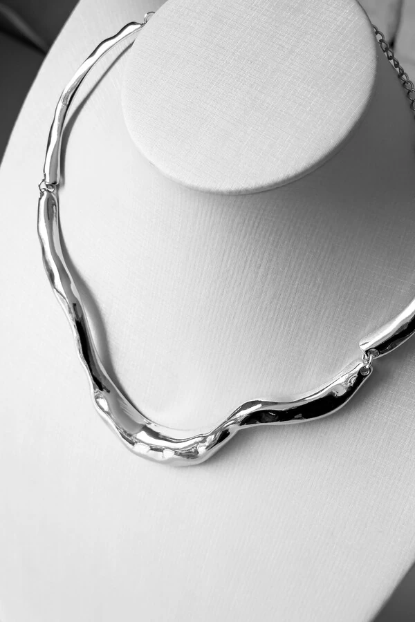 Colar Orgânico Abstrato | Banho Ródio | Escultural