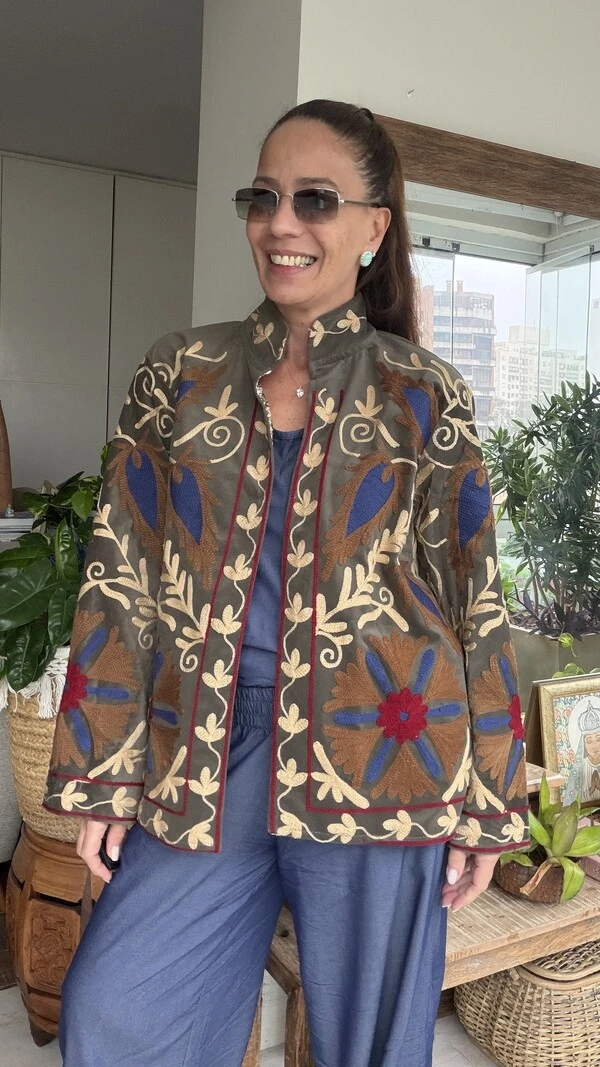 Casaco Bordado Veludo Verde Musgo Flores Azul e Caramelo Tati Veste