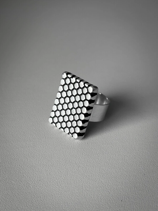 Anel Retangular Textura Colmeia Ajustável | Banho de Prata 925 | Design Moderno