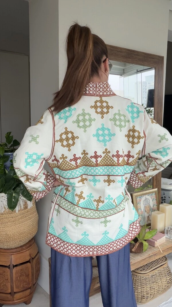 Casaco Quimono Bordado Algodão Off White Geométrico com Faixa Tati Veste
