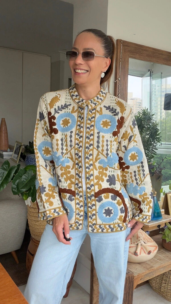 Casaco Bordado Linho Off White Círculos Azuis e Mostarda Tati Veste