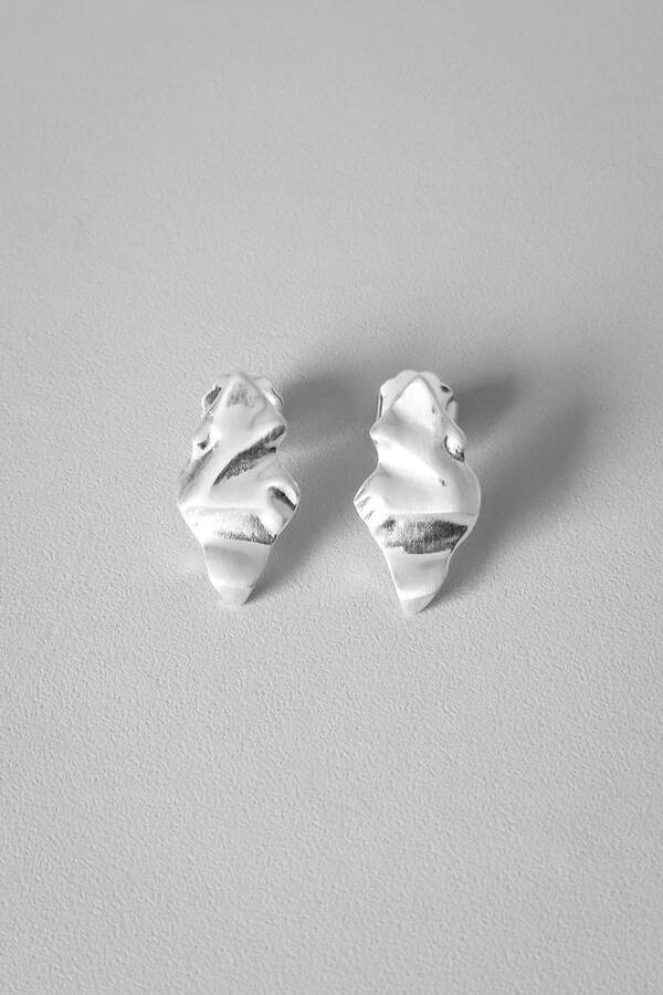 Brinco Esculpido Assimétrico | Banho Ródio | Contemporâneo