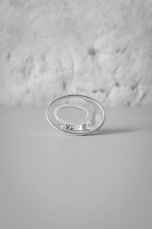 Anel Vazado Detalhe Oval Cravejado | Prata 925 | Geométrico