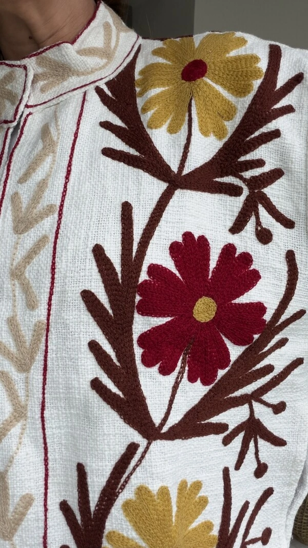 Casaco Bordado Linho Off White Flores Mostarda e Vermelho Tati Veste