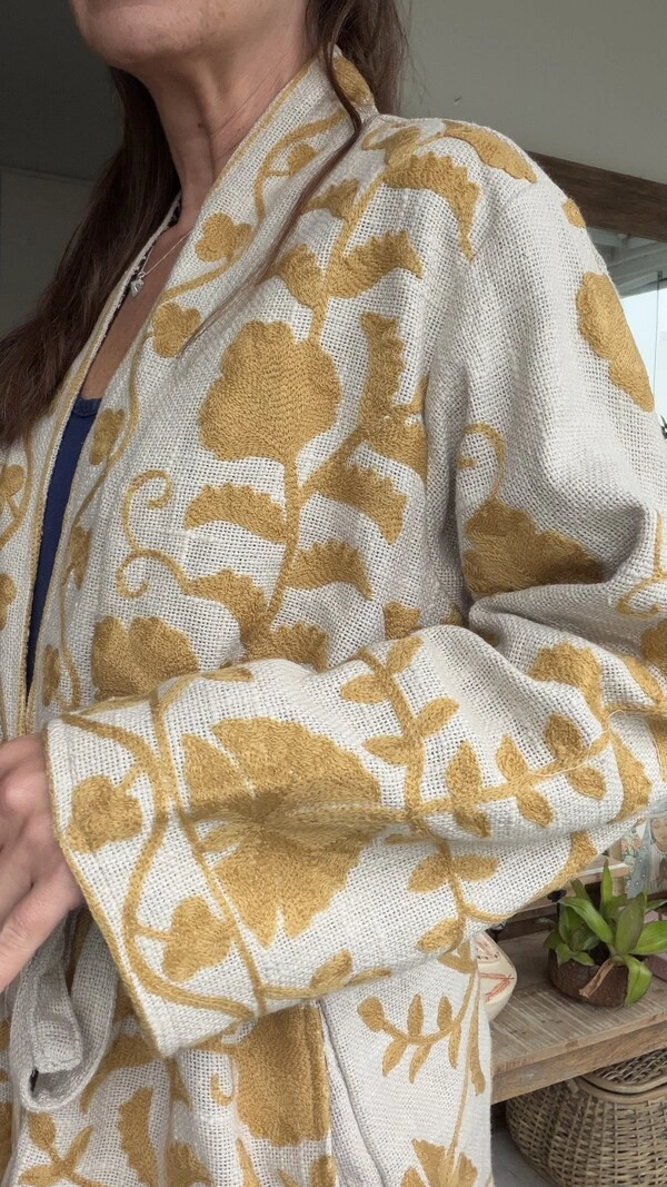 Casaco Quimono Bordado Cru Flores Mostarda com Faixa Tati Veste