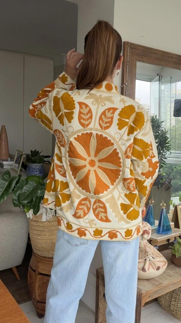Casaco Bordado Linho Off White Mandala Laranja e Mostarda Tati Veste