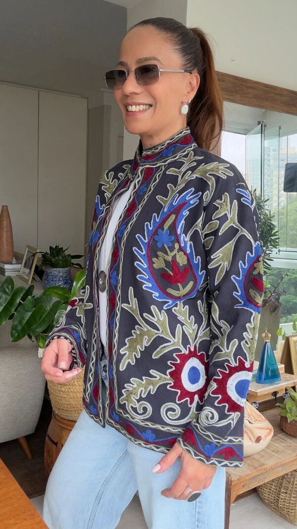 Casaco Bordado Sarja Preta Paisley Azul e Bordô Tati Veste