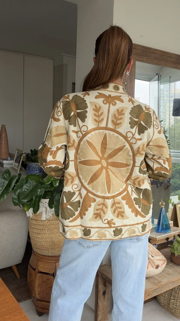 Casaco Bordado Linho Off White Mandala Caramelo e Verde Oliva Tati Veste