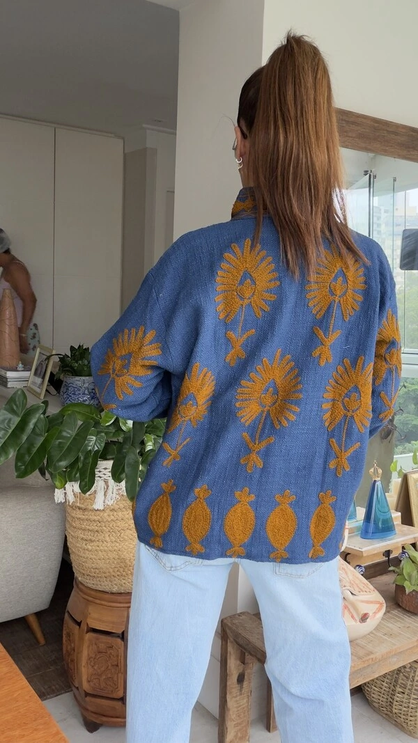 Casaco Bordado Linho Azul Romãs Mostarda Tati Veste