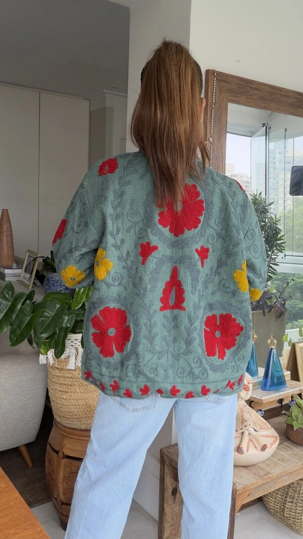 Casaco Bordado Linho Verde Sálvia Flores Vermelhas Tati Veste