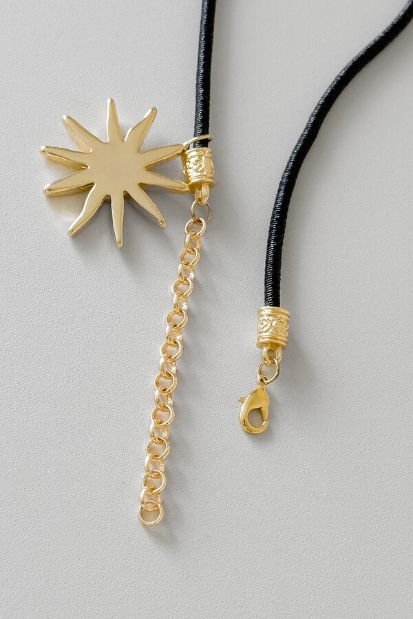 Colar Couro com Pingente Sol | Banho Ouro 18k | Estiloso