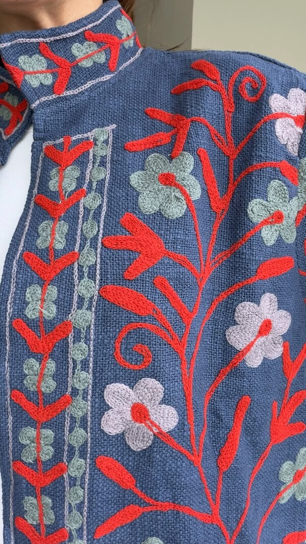 Casaco Bordado Sarja Azul Ramos Vermelhos Tati Veste