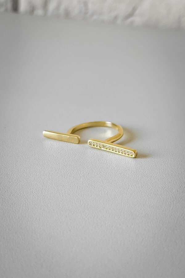 Anel Ferradura Fina Cravejada | Banho Ouro 18k | Moderno