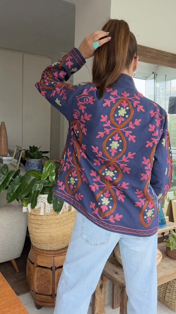 Casaco Bordado Sarja Azul Marinho Medalhões Terracota e Rosa Tati Veste