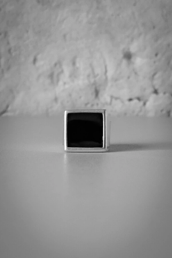 Anel Quadrado Preto Ônix | Banho de Prata 925 | Clássico