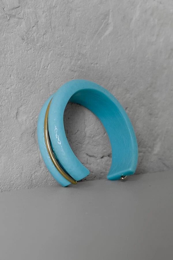 Bracelete Resina Azul | Detalhe Dourado | Estiloso