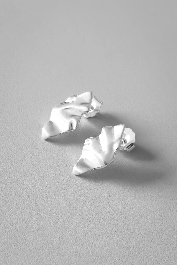 Brinco Esculpido Assimétrico | Banho Ródio | Contemporâneo