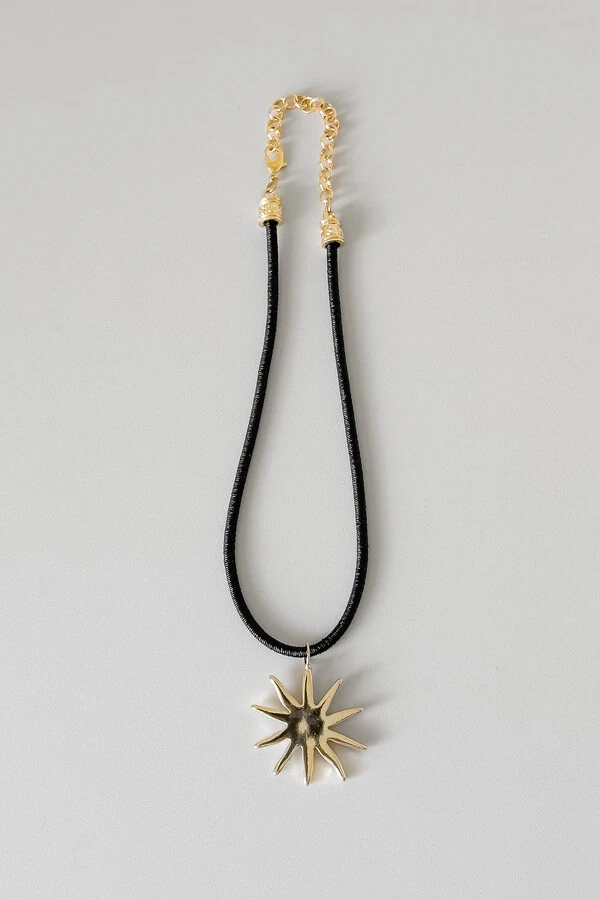 Colar Couro com Pingente Sol | Banho Ouro 18k | Estiloso