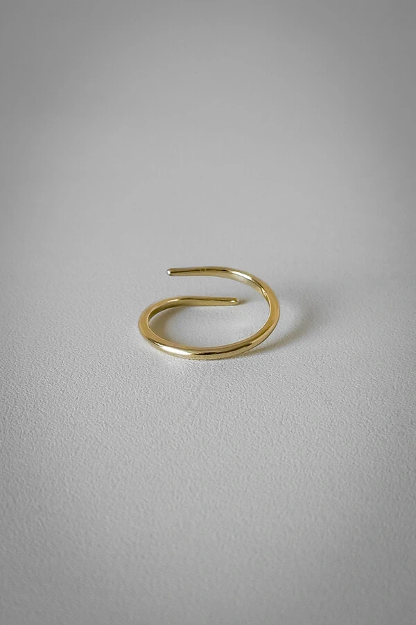 Anel Fio Twist Delicado Ajustável | Banho de Ouro 18k | Minimalista