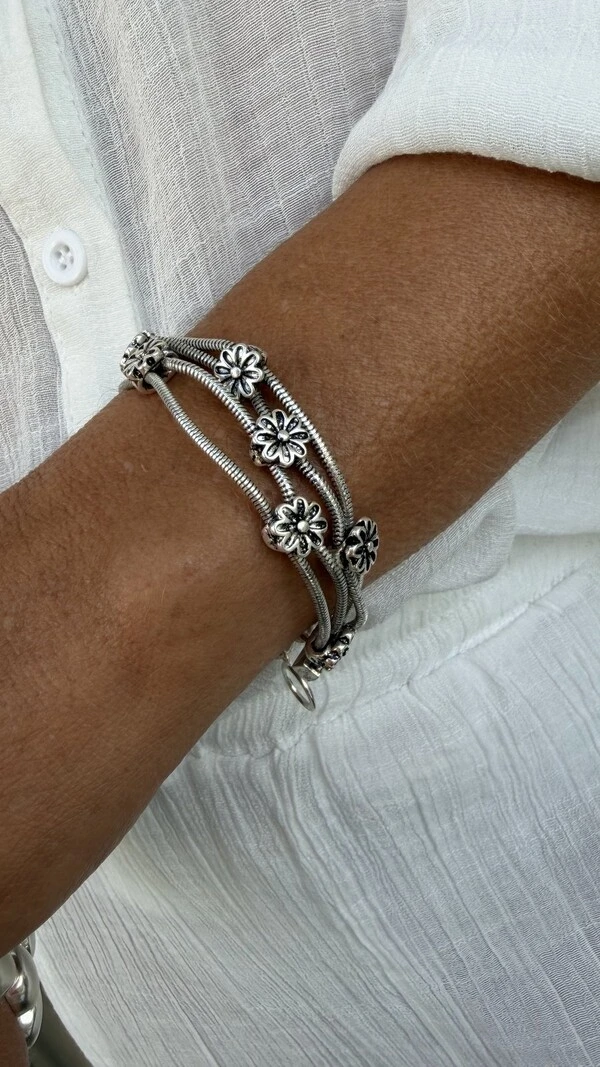 Pulseira Multi Fios Florzinhas Banho de Prata