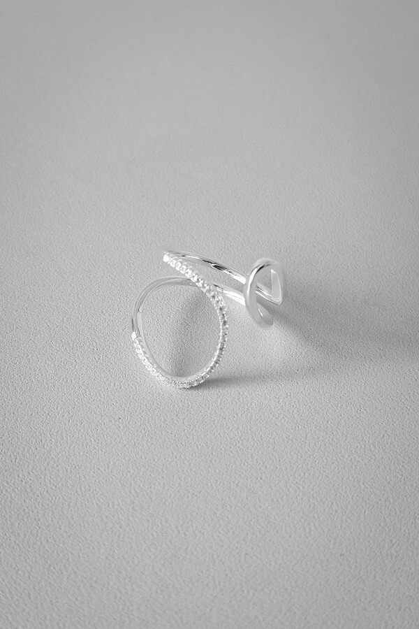 Anel Fio Orgânico Zircônias Aberto | Prata 925 | Moderno