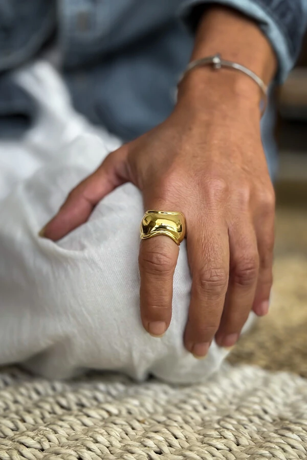 Anel Curvas Orgânicas | Banho de Ouro 18k | Moderno