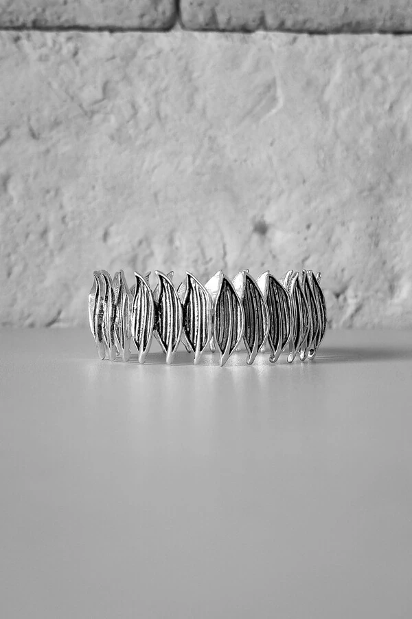 Pulseira Folha Esculpida | Banho Prata 925 | Ajustável