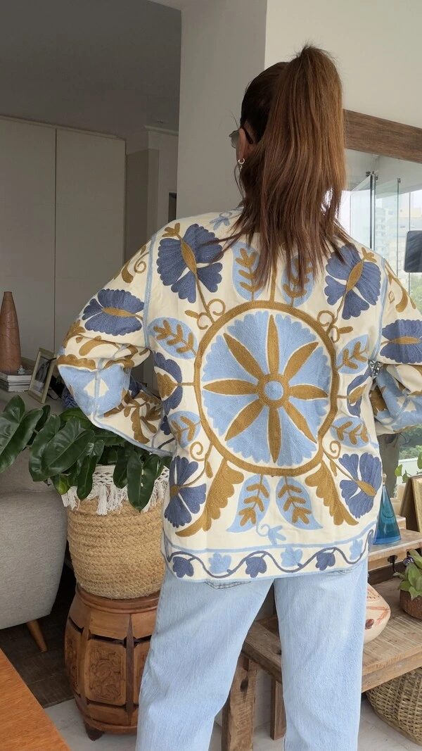 Casaco Bordado Linho Off White Mandala Azul e Mostarda Tati Veste