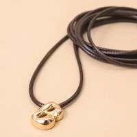 Colar Fio Courinho Marrom Pingente Letra