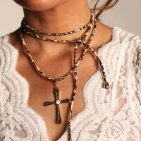 Colar Animal Print com Cruz