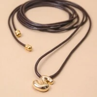 Colar Fio Courinho Marrom Pingente Letra