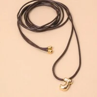 Colar Fio Courinho Marrom Pingente Letra