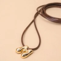 Colar Fio Courinho Marrom Pingente Letra