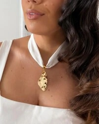 Choker Tecido com Pingente Dourado Martelado