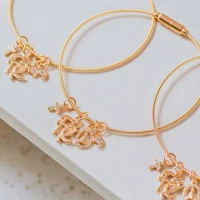 Pulseira Corda de Violão com Pingentes Religiosos