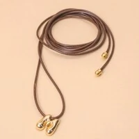 Colar Fio Courinho Marrom Pingente Letra